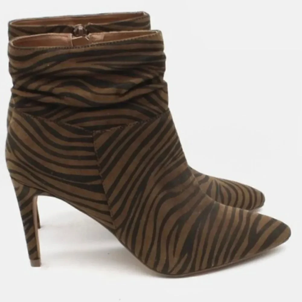 NWT XOXO Brown Black Zebra Print astillero Slouchy Pointed Toe Suede Ankle Boots